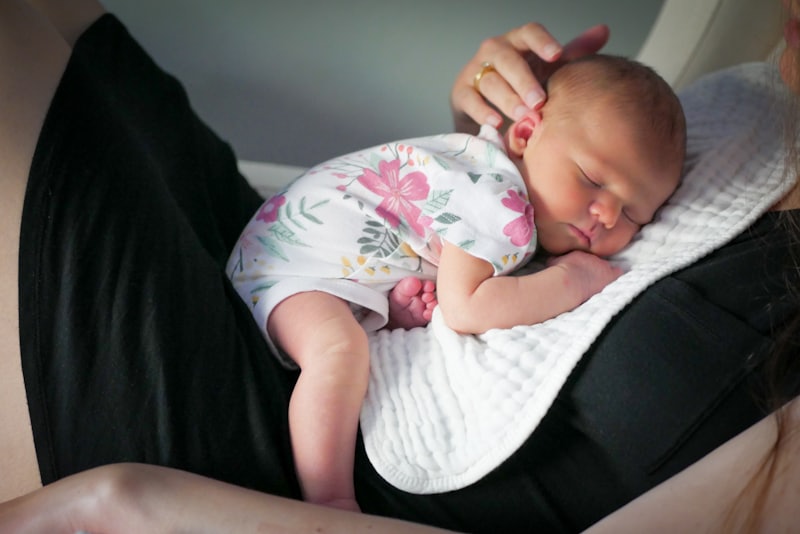 Mamá sosteniendo a su bebé en brazos