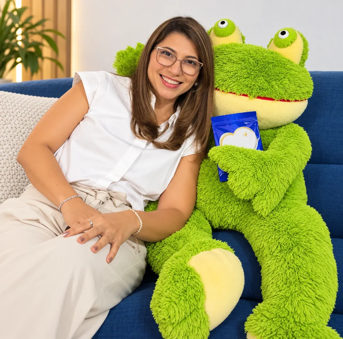 Dra. Dalila Peñaranda con Pepe, la rana de peluche del consultorio